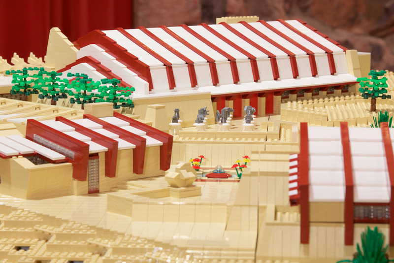 Illustration for article titled 180,000 pieces and 420 hours of work went into the Lego Taliesin West